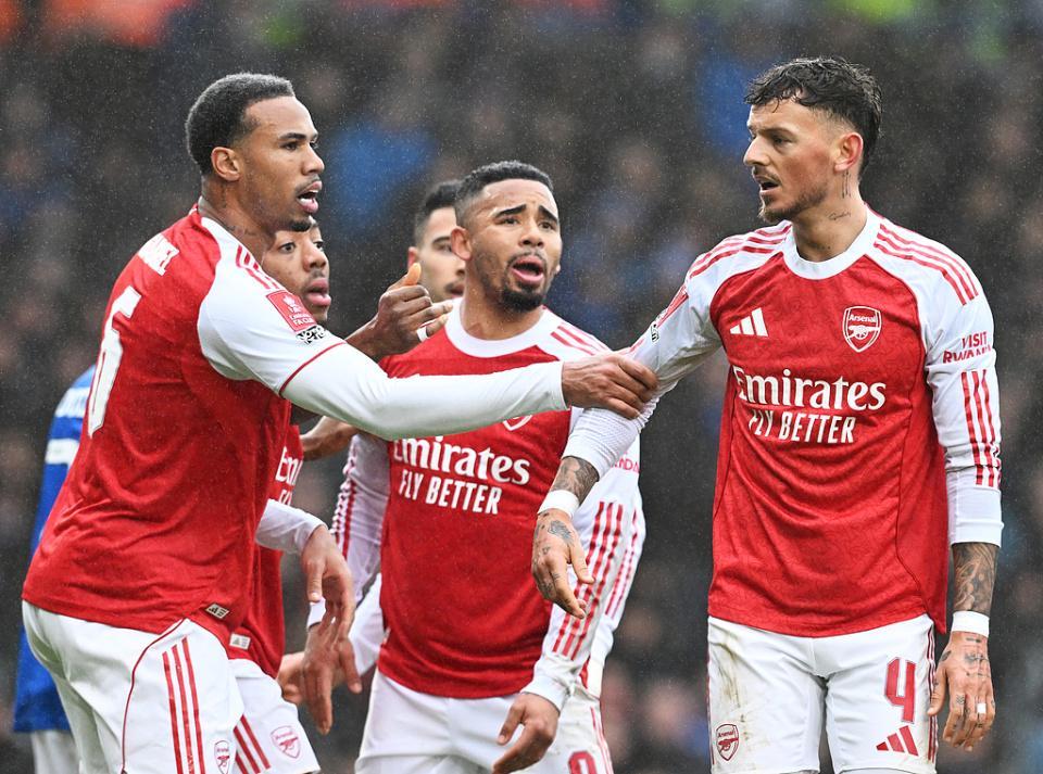 竞技宝app下载-9场不败！阿森纳4-1逆转英冠队进足总杯32强 马丁内利戴帽+中柱